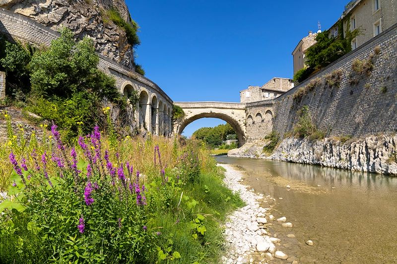 Randonnée entre mer et montagne : à la découverte du Mont Ventoux et des Baronnies Provençales.