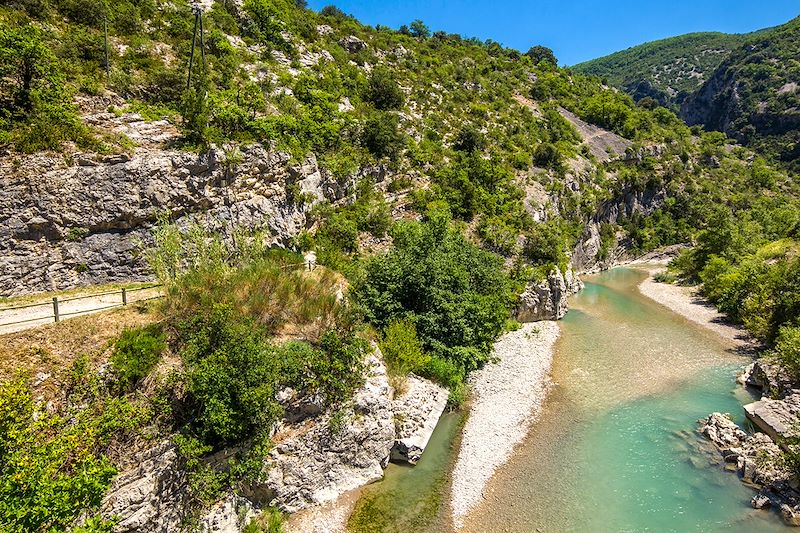 Randonnée entre mer et montagne : à la découverte du Mont Ventoux et des Baronnies Provençales.