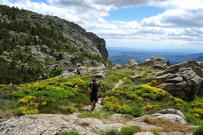 Entre nature, soleil et traditions, offrez vous le meilleur de ce massif à pied !