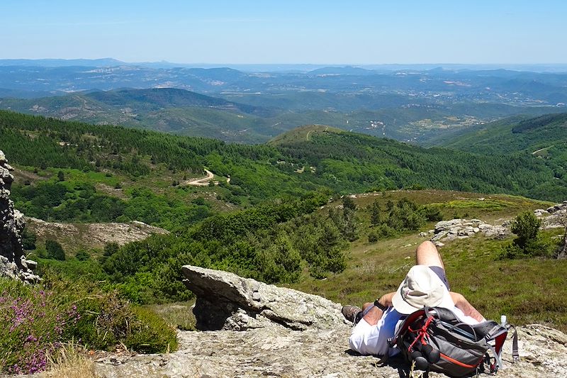 Entre nature, soleil et traditions, offrez vous le meilleur de ce massif à pied !