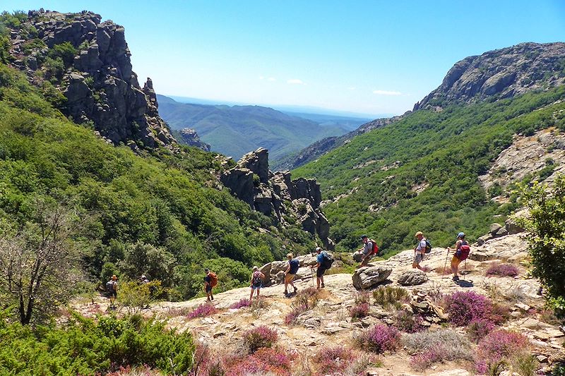 Entre nature, soleil et traditions, offrez vous le meilleur de ce massif à pied !