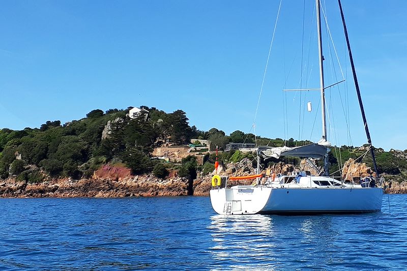 Séjour voile et rando entre France et Grande-Bretagne, à la découverte de cinq îles : Jersey, Guernesey, Herm, Sercq et Aurigny.