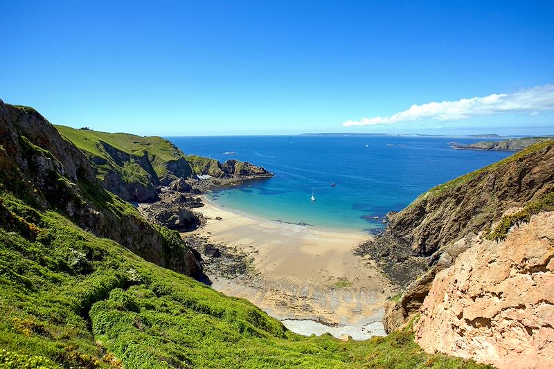 Séjour voile et rando entre France et Grande-Bretagne, à la découverte de cinq îles : Jersey, Guernesey, Herm, Sercq et Aurigny.