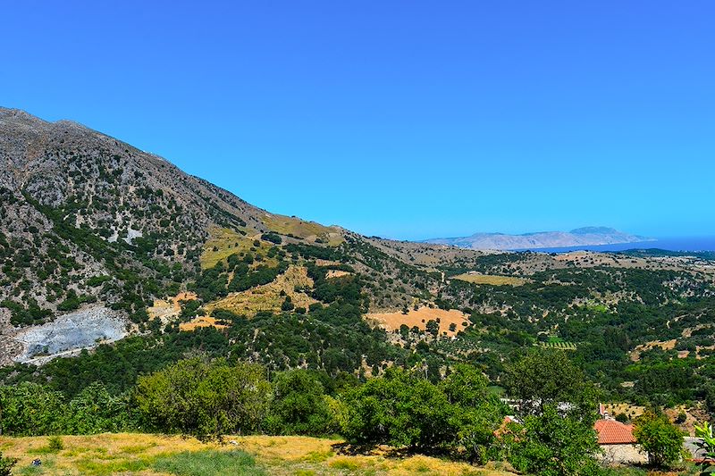 Citcuit en Crète alliant randonnées immersives et découvertes gastronomiques au cœur de ses villages et paysages authentiques.