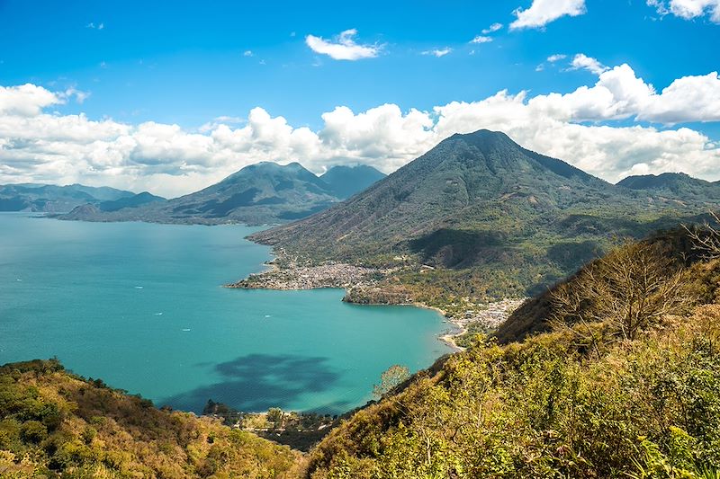 Trek volcanique sur les épaules de 4 géants, le lac Atitlán, la belle Antigua, le marché de "Chichi", la jungle du Petén et Tikal!