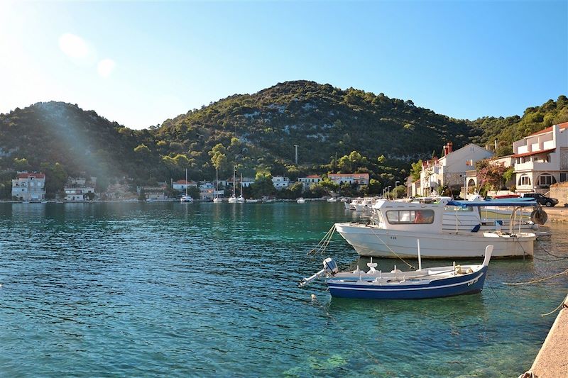 Activités en famille à Korcula et ses environs : randonnées côtières, sortie en kayak, excursion en bateau, ... 