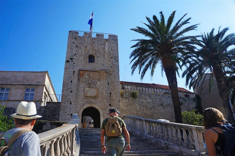 Activités en famille à Korcula et ses environs : randonnées côtières, sortie en kayak, excursion en bateau, ... 