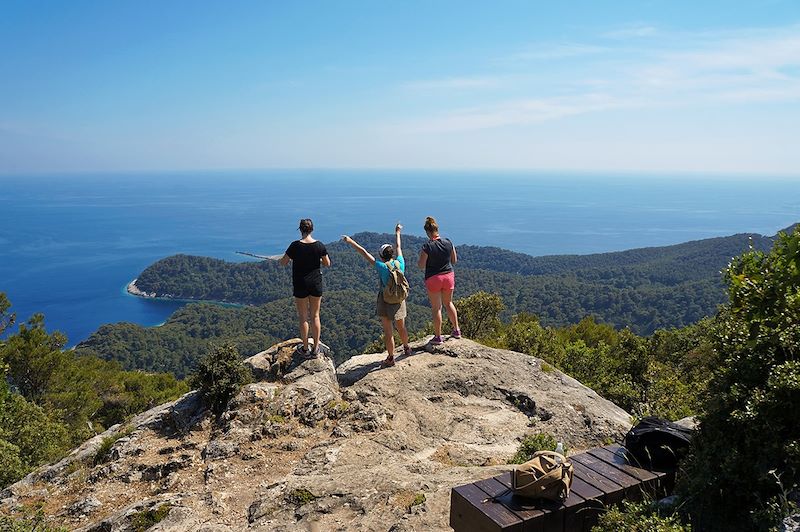 Activités en famille à Korcula et ses environs : randonnées côtières, sortie en kayak, excursion en bateau, ... 