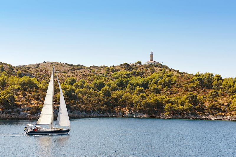 Activités en famille à Korcula et ses environs : randonnées côtières, sortie en kayak, excursion en bateau, ... 