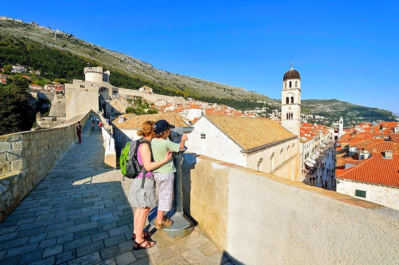 Activités en famille à Korcula et ses environs : randonnées côtières, sortie en kayak, excursion en bateau, ... 