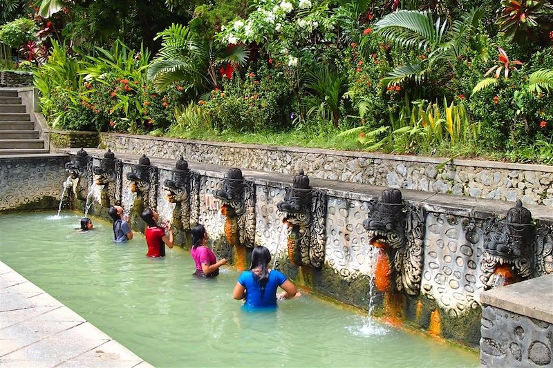 Femmes dans les bains sacrés de Banjar - Kabupaten de Buleleng - Bali - Province de Bali - Indonésie