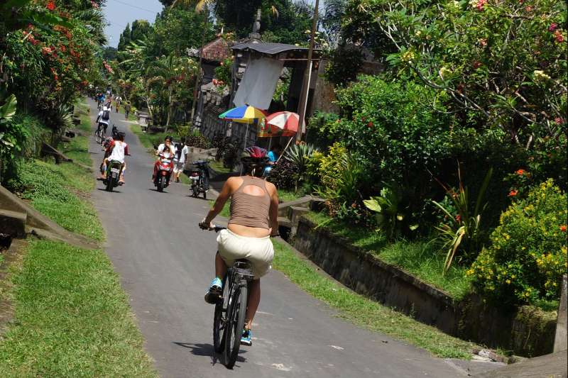 Bali, les 2 mains sur le guidon