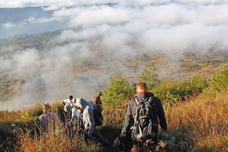 Bali en liberté avec chauffeur – Temples & rizières d’Ubud, cascades et plantations à Munduk, Mont Batur et détente à la plage