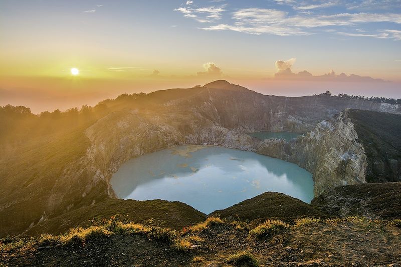 Lever du soleil sur le volcan Kelimutu - Île de Florès - Indonésie