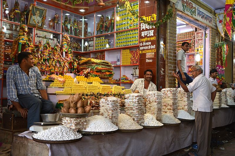 Discussion sur un marché, vers Jodhpur - Rajasthan - Inde