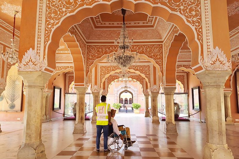 Personne à mobilité réduite au City Palace de Jaipur - Inde