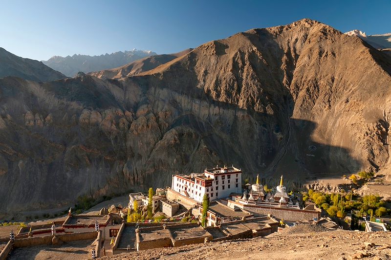 Trek au cœur des paysages majestueux de l'Himalaya avec guide et nuits sous tente après la découverte des monastères autour de Leh