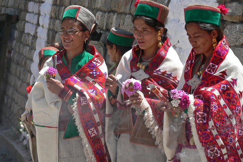 Femmes accueillant le Rinpoché dans la vallée du Kinnaur - Inde