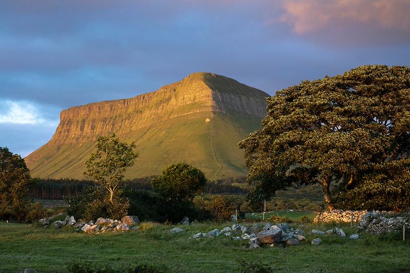 Des grands espaces sauvages du Donegal aux charmes de l'Irlande du nord. Une itinérance tout en contrastes.