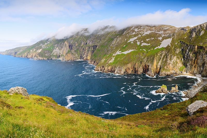 Des grands espaces sauvages du Donegal aux charmes de l'Irlande du nord. Une itinérance tout en contrastes.