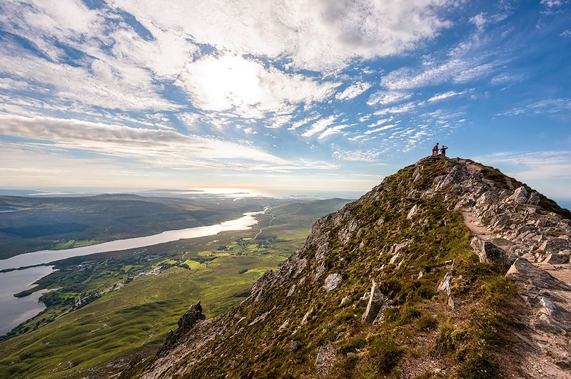 Des grands espaces sauvages du Donegal aux charmes de l'Irlande du nord. Une itinérance tout en contrastes.