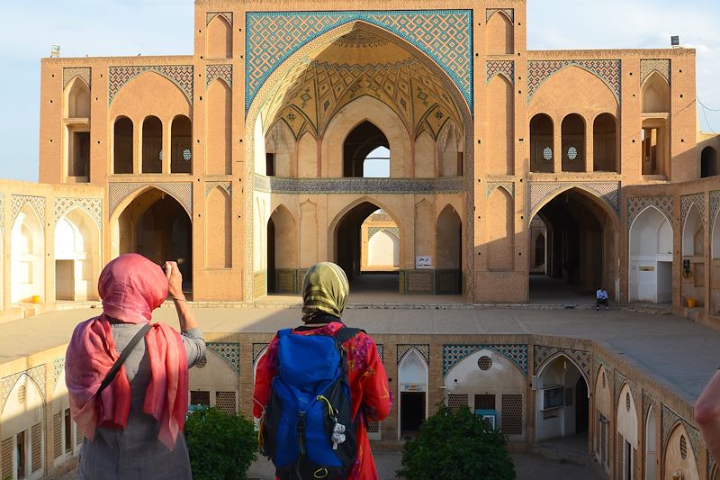 Femme devant la mosquée Agha Bozorg - Kashan - Province d'Ispahan - Iran
