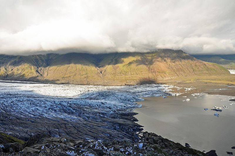 Partez avec ce circuit sud de l'Islande en 8 jours à la découverte de cette côte lors de randonnées avec des nuits en refuge