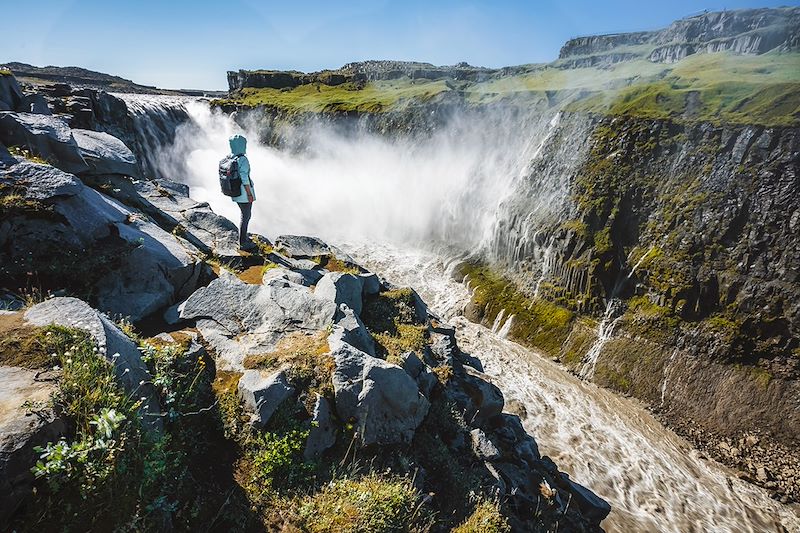 Voyage en van autour de l’Islande pour découvrir ses merveilles naturelles et vivre l’éclipse solaire totale du 12 août 2026 .