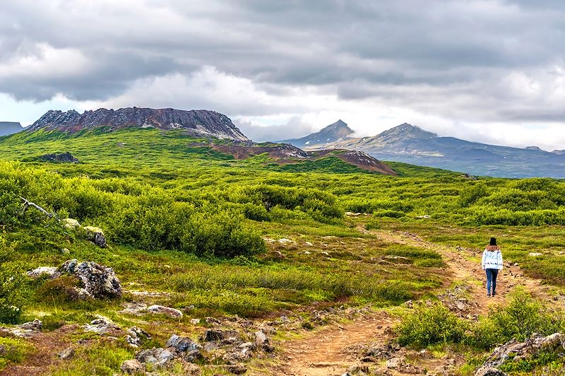 Randonneuse en direction de l'Eldborg - Vesturland - Islande