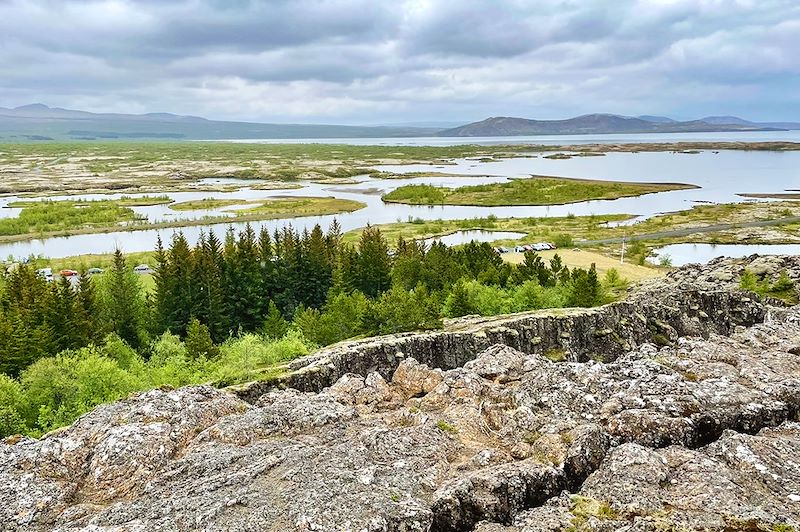 Voyage en van autour de l’Islande pour découvrir ses merveilles naturelles et vivre l’éclipse solaire totale du 12 août 2026 .