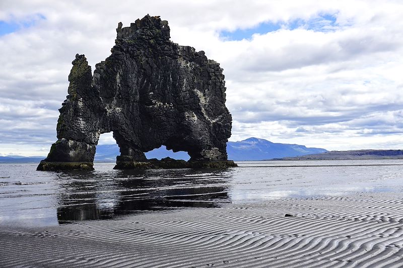 Voyage en van autour de l’Islande pour découvrir ses merveilles naturelles et vivre l’éclipse solaire totale du 12 août 2026 .