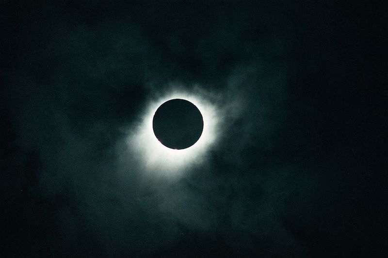 Voyage en van autour de l’Islande pour découvrir ses merveilles naturelles et vivre l’éclipse solaire totale du 12 août 2026 .