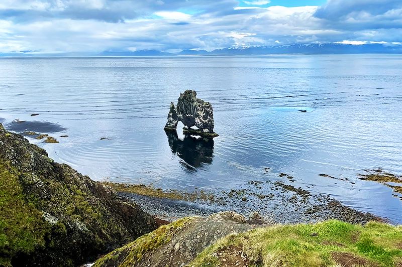 Voyage en van autour de l’Islande pour découvrir ses merveilles naturelles et vivre l’éclipse solaire totale du 12 août 2026 .