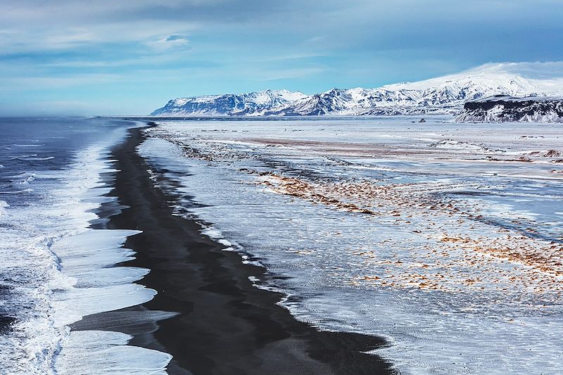 Les plus beaux spots du sud de l'Islande, en version hivernale, raquettes aux pieds et aurores boréales dans le ciel