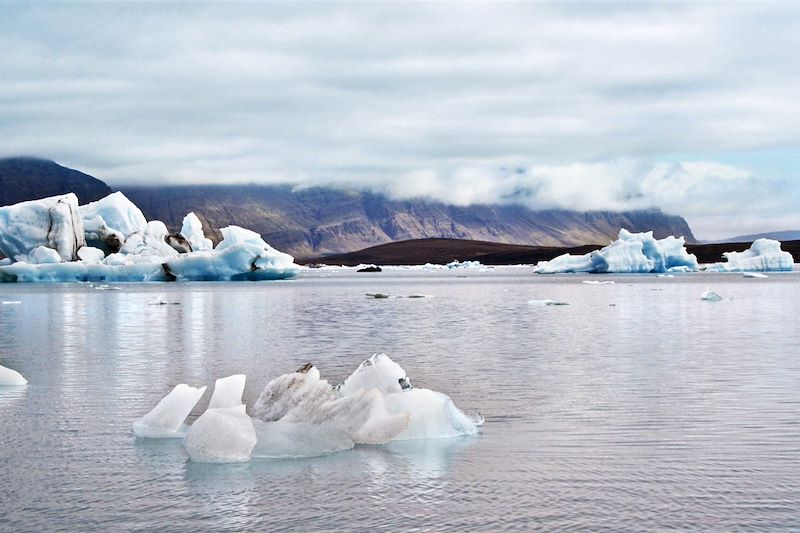 Tour de l'Islande : Parcourez l'Islande d'est en ouest, du nord au sud entre volcans, fjords, glaciers, et cascades. 