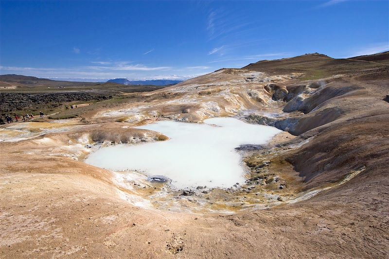 Tour de l'Islande : Parcourez l'Islande d'est en ouest, du nord au sud entre volcans, fjords, glaciers, et cascades. 