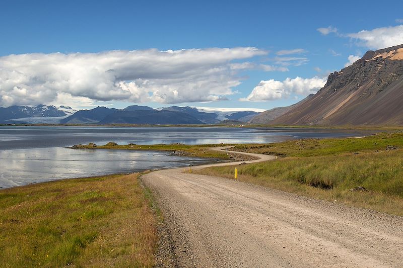 Tour de l'Islande : Parcourez l'Islande d'est en ouest, du nord au sud entre volcans, fjords, glaciers, et cascades. 