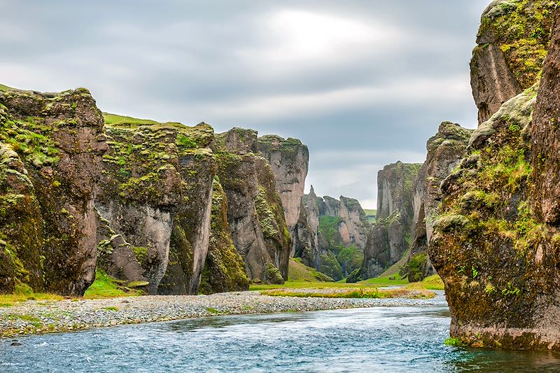 Tour de l'Islande : Parcourez l'Islande d'est en ouest, du nord au sud entre volcans, fjords, glaciers, et cascades. 