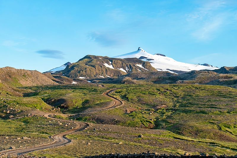 Tour de l'Islande : Parcourez l'Islande d'est en ouest, du nord au sud entre volcans, fjords, glaciers, et cascades. 