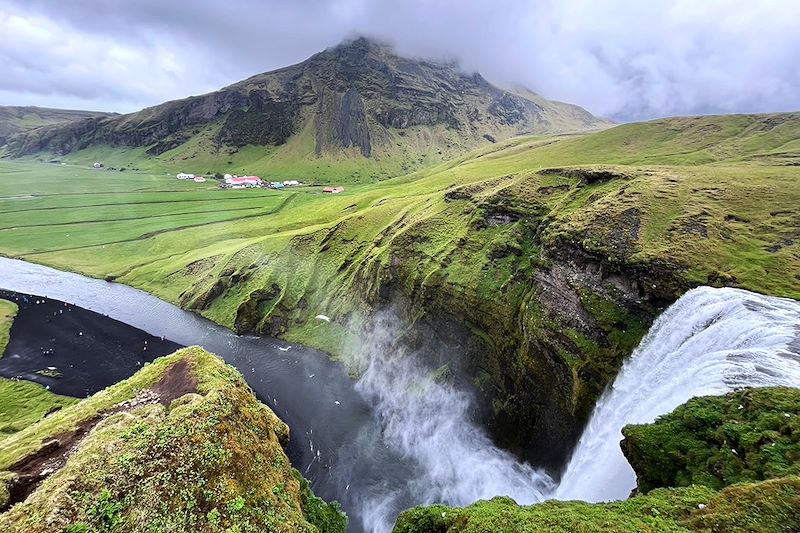 Tour de l'Islande : Parcourez l'Islande d'est en ouest, du nord au sud entre volcans, fjords, glaciers, et cascades. 