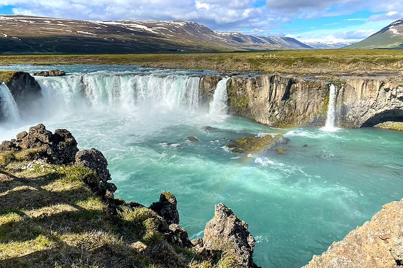 Tour de l'Islande : Parcourez l'Islande d'est en ouest, du nord au sud entre volcans, fjords, glaciers, et cascades. 