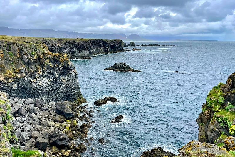 Tour de l'Islande : Parcourez l'Islande d'est en ouest, du nord au sud entre volcans, fjords, glaciers, et cascades. 