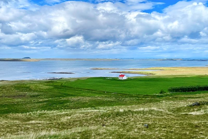 Tour de l'Islande : Parcourez l'Islande d'est en ouest, du nord au sud entre volcans, fjords, glaciers, et cascades. 