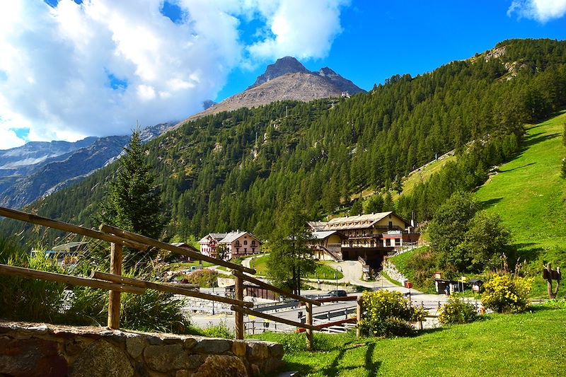 Itinérance de la Vallée de Gressoney au Val d'Ayas dans un somptueux décor alpin