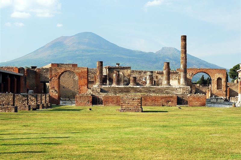 Pompéi et le Vésuve en arrière plan - Italie