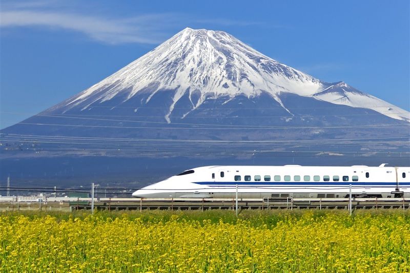 Le Shinkansen, TGV japonais, avec le mont Fuji en arrière plan - Japon