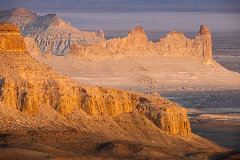 Explorer les spectaculaires paysages lunaires de la péninsule Mangystau, véritables petits miracles géologiques.