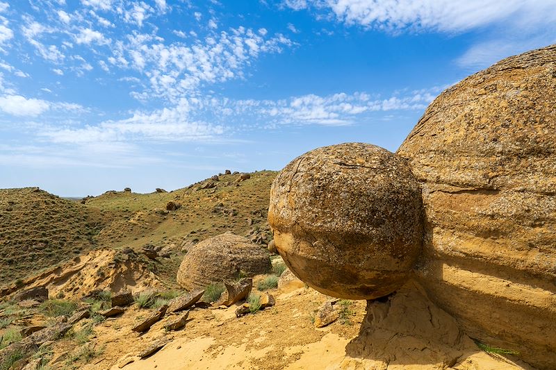 Explorer les spectaculaires paysages lunaires de la péninsule Mangystau, véritables petits miracles géologiques.