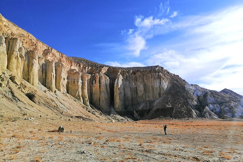 Explorer les spectaculaires paysages lunaires de la péninsule Mangystau, véritables petits miracles géologiques.