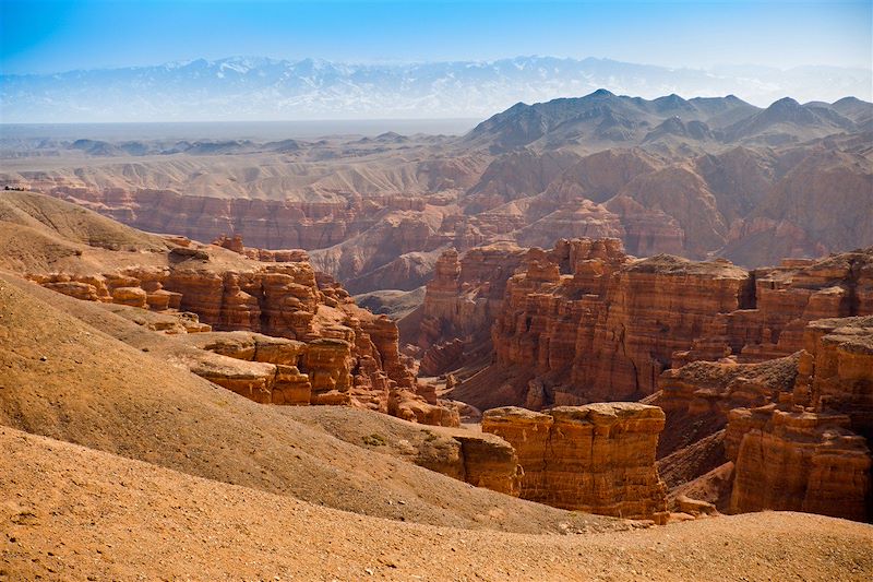 Arpenter la fascinante route de la soie, des majestueuses étapes au Kazakhstan aux envoûtantes cités d’Ouzbékistan.